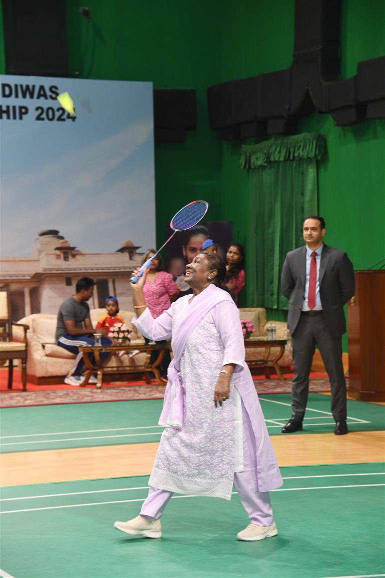 राष्ट्रपति श्रीमती द्रौपदी मुर्मु ने 10 जुलाई, 2024 को राष्ट्रपति भवन, नई दिल्ली के बैडमिंटन कोर्ट में पद्म पुरस्कार विजेता (बैडमिंटन खिलाड़ी) सुश्री साइना नेहवाल के साथ बैडमिंटन खेला।