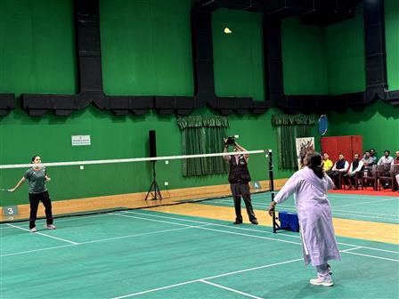 राष्ट्रपति श्रीमती द्रौपदी मुर्मु ने 10 जुलाई, 2024 को राष्ट्रपति भवन, नई दिल्ली के बैडमिंटन कोर्ट में पद्म पुरस्कार विजेता (बैडमिंटन खिलाड़ी) सुश्री साइना नेहवाल के साथ बैडमिंटन खेला।