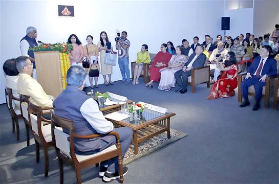 केंद्रीय संस्कृति और पर्यटन मंत्री श्री गजेंद्र सिंह शेखावत 11 जुलाई, 2024 को नई दिल्ली स्थित राष्ट्रीय संग्रहालय में फोटो प्रदर्शनी ‘थाईलैंड-भारत अंतर्संबंधित विरासतें: बौद्ध धर्म में आस्था का प्रवाह’ के उद्घाटन अवसर पर संबोधित करते हुए।