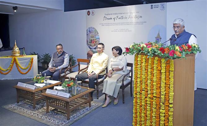 केंद्रीय संस्कृति और पर्यटन मंत्री श्री गजेंद्र सिंह शेखावत 11 जुलाई, 2024 को नई दिल्ली स्थित राष्ट्रीय संग्रहालय में फोटो प्रदर्शनी ‘थाईलैंड-भारत अंतर्संबंधित विरासतें: बौद्ध धर्म में आस्था का प्रवाह’ के उद्घाटन अवसर पर संबोधित करते हुए।