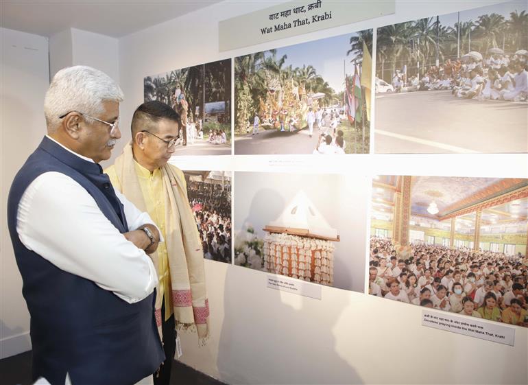 केंद्रीय संस्कृति और पर्यटन मंत्री श्री गजेंद्र सिंह शेखावत और थाईलैंड के विदेश मंत्री श्री मैरिस सांगियाम्पोंगसा 11 जुलाई, 2024 को नई दिल्ली स्थित राष्ट्रीय संग्रहालय में फोटो प्रदर्शनी ‘थाईलैंड-भारत अंतर्संबंधित विरासतें: बौद्ध धर्म में आस्था का प्रवाह’ का मुआयना करते हुए।