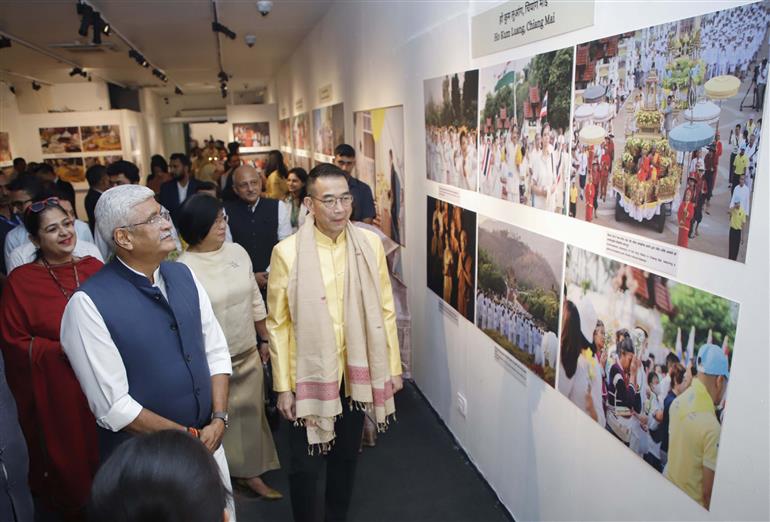 केंद्रीय संस्कृति और पर्यटन मंत्री श्री गजेंद्र सिंह शेखावत और थाईलैंड के विदेश मंत्री श्री मैरिस सांगियाम्पोंगसा 11 जुलाई, 2024 को नई दिल्ली स्थित राष्ट्रीय संग्रहालय में फोटो प्रदर्शनी ‘थाईलैंड-भारत अंतर्संबंधित विरासतें: बौद्ध धर्म में आस्था का प्रवाह’ का मुआयना करते हुए।