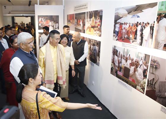 केंद्रीय संस्कृति और पर्यटन मंत्री श्री गजेंद्र सिंह शेखावत और थाईलैंड के विदेश मंत्री श्री मैरिस सांगियाम्पोंगसा 11 जुलाई, 2024 को नई दिल्ली स्थित राष्ट्रीय संग्रहालय में फोटो प्रदर्शनी ‘थाईलैंड-भारत अंतर्संबंधित विरासतें: बौद्ध धर्म में आस्था का प्रवाह’ का मुआयना करते हुए।