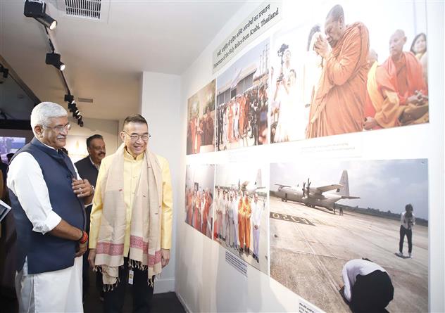केंद्रीय संस्कृति और पर्यटन मंत्री श्री गजेंद्र सिंह शेखावत और थाईलैंड के विदेश मंत्री श्री मैरिस सांगियाम्पोंगसा 11 जुलाई, 2024 को नई दिल्ली स्थित राष्ट्रीय संग्रहालय में फोटो प्रदर्शनी ‘थाईलैंड-भारत अंतर्संबंधित विरासतें: बौद्ध धर्म में आस्था का प्रवाह’ का मुआयना करते हुए।