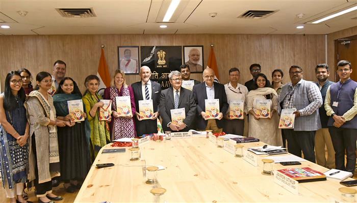 नीति आयोग के उपाध्यक्ष श्री सुमन बेरी 12 जुलाई, 2024 को नई दिल्ली में एसडीजी इंडिया इंडेक्स 2023-24 जारी करते हुए।