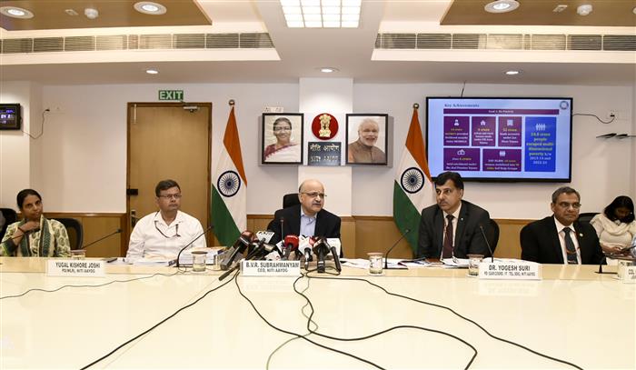 नीति आयोग के मुख्य कार्यकारी अधिकारी (सीईओ) श्री बीवीआर सुब्रह्मण्यम 12 जुलाई, 2024 को नई दिल्ली में एसडीजी इंडिया इंडेक्स 2023-24 जारी करने के अवसर पर प्रेस कॉन्फ्रेंस करते हुए।