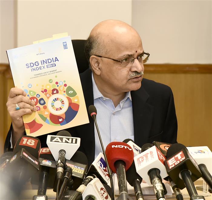 नीति आयोग के मुख्य कार्यकारी अधिकारी (सीईओ) श्री बीवीआर सुब्रह्मण्यम 12 जुलाई, 2024 को नई दिल्ली में एसडीजी इंडिया इंडेक्स 2023-24 जारी करने के अवसर पर प्रेस कॉन्फ्रेंस करते हुए।