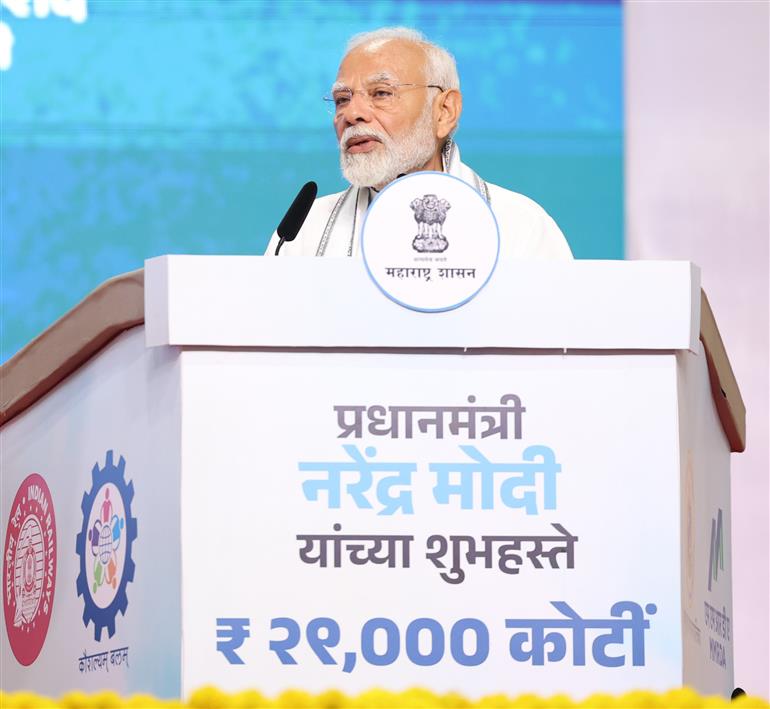 प्रधानमंत्री श्री नरेन्द्र मोदी 13 जुलाई, 2024 को महाराष्ट्र के मुंबई में विभिन्न परियोजनाओं का शुभारंभ और शिलान्यास करने के अवसर पर संबोधित करते हुए।