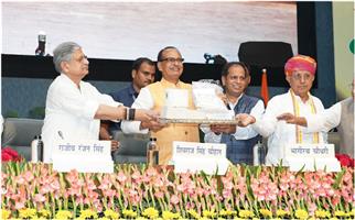 The Union Minister of Agriculture and Farmers Welfare and Rural Development, Shri Shivraj Singh Chouhan released 25 varieties of crops and dedicated some products to farmers also released Vaccine kits for animal and fisheries along with these various products made from crop waste during the occasion of the 96th Foundation and Technology Day 2024 celebrations of the Indian Council of Agricultural Research (ICAR) at Bharat Ratna C. Subramanian Convention Center, NASC Complex, in New Delhi on July 16, 2024.