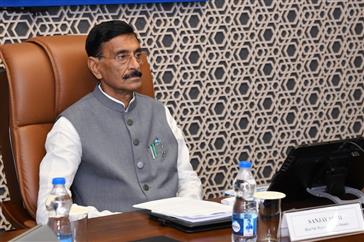 रक्षा राज्य मंत्री श्री संजय सेठ ने 16 जुलाई, 2024 को कर्नाटक में बेंगलुरु कॉम्प्लेक्स के अपने दौरे के दौरान सभी आवश्यक सहायता और सहायता प्रदान करके सार्वजनिक क्षेत्र के उपक्रमों (पीएसयू) की क्षमता निर्माण सुनिश्चित करने के लिए सरकार की प्रतिबद्धता दोहराया।