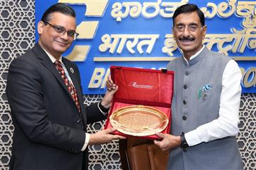 रक्षा राज्य मंत्री श्री संजय सेठ ने 16 जुलाई, 2024 को कर्नाटक में बेंगलुरु कॉम्प्लेक्स के अपने दौरे के दौरान सभी आवश्यक सहायता और सहायता प्रदान करके सार्वजनिक क्षेत्र के उपक्रमों (पीएसयू) की क्षमता निर्माण सुनिश्चित करने के लिए सरकार की प्रतिबद्धता दोहराया।