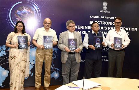 नीति आयोग के उपाध्यक्ष श्री सुमन बेरी और नीति आयोग के मुख्य कार्यकारी अधिकारी (सीईओ), श्री बीवीआर सुब्रह्मण्यम18 जुलाई, 2024 को नई दिल्ली में “इलेक्ट्रॉनिक्स: वैश्विक मूल्य श्रृंखलाओं में भारत की भागीदारी को सशक्त बनाना” विषय एक रिपोर्ट का विमोचन करते हुए।