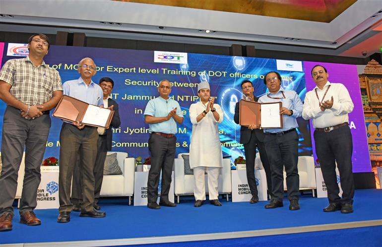 केंद्रीय संचार और पूर्वोत्तर क्षेत्र (DoNER) विकास मंत्री श्री ज्योतिरादित्य एम. सिंधिया की उपस्थिति में 18 जुलाई, 2024 को नई दिल्ली में साइबर सुरक्षा के क्षेत्र में क्षमता निर्माण के लिए एनटीआईपीआरआईटी और आईआईटी जम्मू के बीच समझौता ज्ञापन पर हस्ताक्षर किए गए।