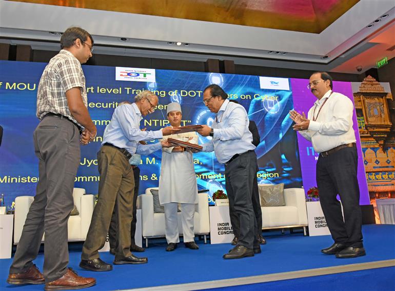 केंद्रीय संचार और पूर्वोत्तर क्षेत्र (DoNER) विकास मंत्री श्री ज्योतिरादित्य एम. सिंधिया की उपस्थिति में 18 जुलाई, 2024 को नई दिल्ली में साइबर सुरक्षा के क्षेत्र में क्षमता निर्माण के लिए एनटीआईपीआरआईटी और आईआईटी जम्मू के बीच समझौता ज्ञापन पर हस्ताक्षर किए गए।