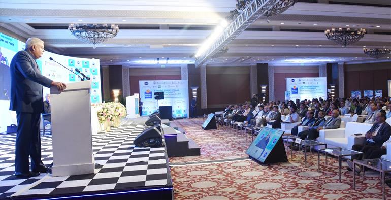 उपराष्ट्रपति श्री जगदीप धनखड़ 19 जुलाई, 2024 को नई दिल्ली में “जैव ऊर्जा: विकसित भारत का मार्ग” विषय पर चौथे अंतर्राष्ट्रीय जलवायु शिखर सम्मेलन के समापन सत्र में उपस्थित जनसमूह को संबोधित करते हुए।