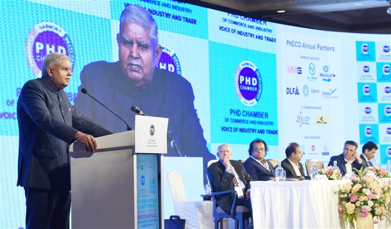 उपराष्ट्रपति श्री जगदीप धनखड़ 19 जुलाई, 2024 को नई दिल्ली में “जैव ऊर्जा: विकसित भारत का मार्ग” विषय पर चौथे अंतर्राष्ट्रीय जलवायु शिखर सम्मेलन के समापन सत्र में उपस्थित जनसमूह को संबोधित करते हुए।