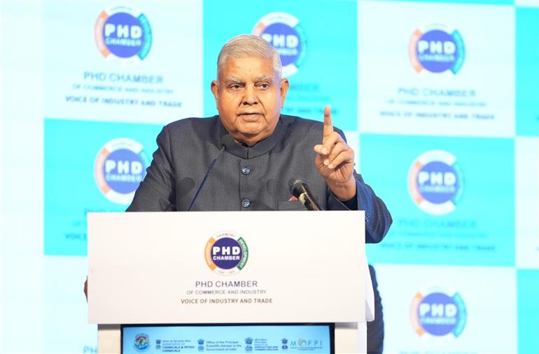 उपराष्ट्रपति श्री जगदीप धनखड़ 19 जुलाई, 2024 को नई दिल्ली में “जैव ऊर्जा: विकसित भारत का मार्ग” विषय पर चौथे अंतर्राष्ट्रीय जलवायु शिखर सम्मेलन के समापन सत्र में उपस्थित जनसमूह को संबोधित करते हुए।