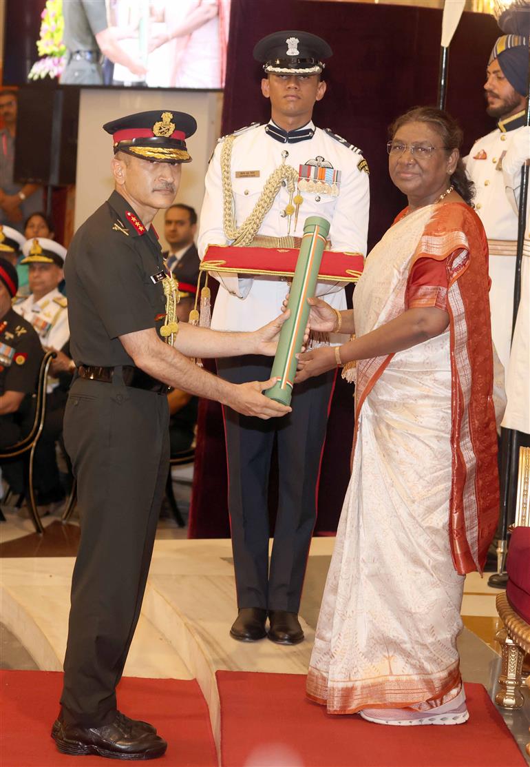 The President of India, Smt. Droupadi Murmu presenting Uttam Yudh Seva Medal to Lt Gen Rashim Bali during Defence Investiture Ceremony (Phase-2) at Rashtrapati Bhavan, in New Delhi on July 19, 2024.