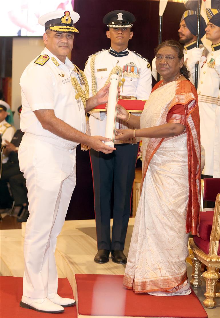The President of India, Smt. Droupadi Murmu presenting Ati Vishisht Seva Medal to Vice Admiral Sanjay Bhalla during Defence Investiture Ceremony (Phase-2) at Rashtrapati Bhavan, in New Delhi on July 19, 2024.