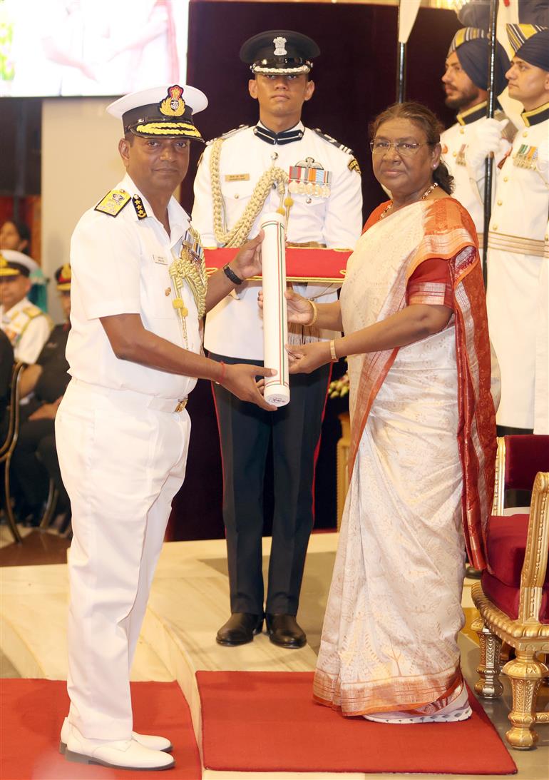 The President of India, Smt. Droupadi Murmu presenting Ati Vishisht Seva Medal to Indian Coast Guard’s Director General Rakesh Pal during Defence Investiture Ceremony (Phase-2) at Rashtrapati Bhavan, in New Delhi on July 19, 2024.