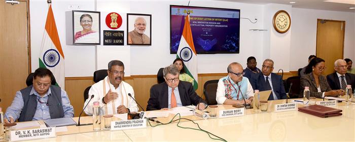 केंद्रीय शिक्षा मंत्री श्री धर्मेंद्र प्रधान 22 जुलाई, 2024 को नई दिल्ली में अटल इनोवेशन मिशन और विश्व बौद्धिक संपदा संगठन (डब्ल्यूआईपीओ) के बीच आशय पत्र पर हस्ताक्षर के दौरान मीडिया को संबोधित करते हुए।