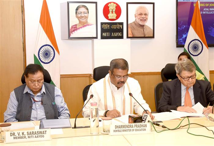 केंद्रीय शिक्षा मंत्री श्री धर्मेंद्र प्रधान 22 जुलाई, 2024 को नई दिल्ली में अटल इनोवेशन मिशन और विश्व बौद्धिक संपदा संगठन (डब्ल्यूआईपीओ) के बीच आशय पत्र पर हस्ताक्षर के दौरान मीडिया को संबोधित करते हुए।