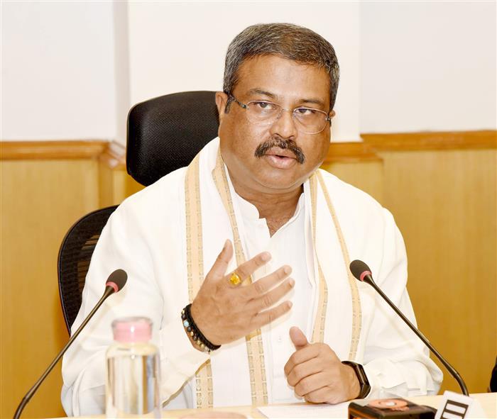 केंद्रीय शिक्षा मंत्री श्री धर्मेंद्र प्रधान 22 जुलाई, 2024 को नई दिल्ली में अटल इनोवेशन मिशन और विश्व बौद्धिक संपदा संगठन (डब्ल्यूआईपीओ) के बीच आशय पत्र पर हस्ताक्षर के दौरान मीडिया को संबोधित करते हुए।