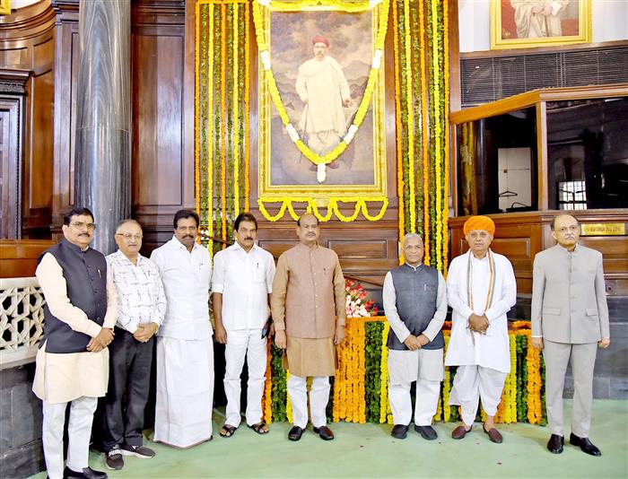 लोक सभा अध्यक्ष श्री ओम बिरला और राज्य सभा के उपसभापति श्री हरिवंश ने अन्य गणमान्य लोगों के साथ 23 जुलाई, 2024 को नई दिल्ली में संविधान सदन के सेंट्रल हॉल में श्री बाल गंगाधर तिलक की जयंती के अवसर पर पुष्पांजलि कार्यक्रम में शिरकत की।