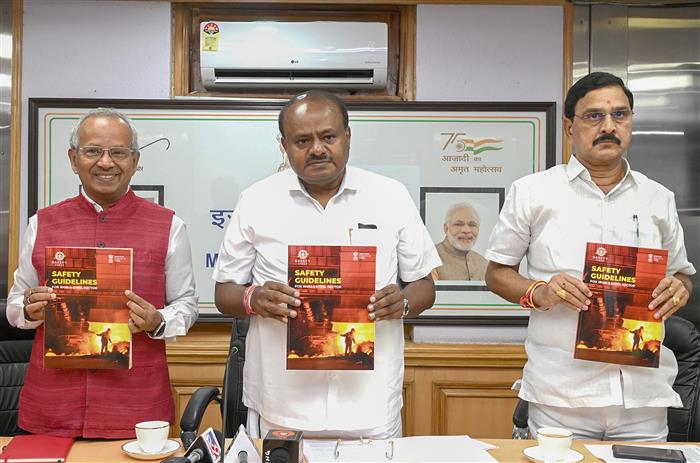 केंद्रीय भारी उद्योग और इस्पात मंत्री श्री एच. डी. कुमारस्वामी 25 जुलाई, 2024 को नई दिल्ली में “लौह और इस्पात क्षेत्र के लिए सुरक्षा दिशानिर्देश” नामक पुस्तक का विमोचन करते हुए।