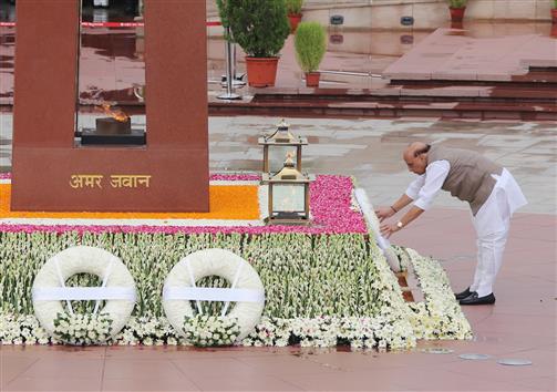 केंद्रीय रक्षा मंत्री श्री राजनाथ सिंह 26 जुलाई, 2024 को राष्ट्रीय युद्ध स्मारक, नई दिल्ली में कारगिल युद्ध में भारत की जीत की 25वीं वर्षगांठ के अवसर पर वीर शहीदों को श्रद्धा सुमन अर्पित करते हुए।