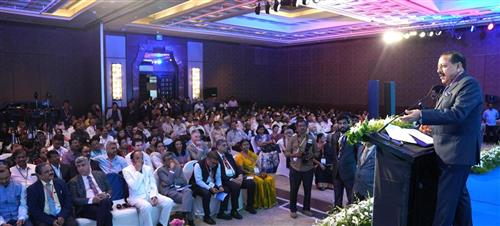 विज्ञान एवं प्रौद्योगिकी (स्वतंत्र प्रभार), पृथ्वी विज्ञान (स्वतंत्र प्रभार), प्रधानमंत्री कार्यालय, कार्मिक, लोक शिकायत एवं पेंशन, परमाणु ऊर्जा और अंतरिक्ष राज्य मंत्री डॉ. जितेंद्र सिंह 28 जुलाई, 2024 को तमिलनाडु के चेन्नई में देश-विदेश के प्रमुख चिकित्सा हस्तियों, पेशेवरों और चिकित्सकों के अंतर्राष्ट्रीय सम्मेलन में उपस्थित लोगों को संबोधित करते हुए।