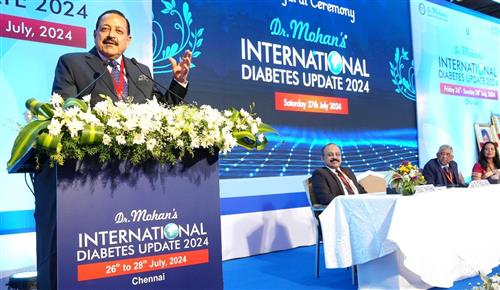 विज्ञान एवं प्रौद्योगिकी (स्वतंत्र प्रभार), पृथ्वी विज्ञान (स्वतंत्र प्रभार), प्रधानमंत्री कार्यालय, कार्मिक, लोक शिकायत एवं पेंशन, परमाणु ऊर्जा और अंतरिक्ष राज्य मंत्री डॉ. जितेंद्र सिंह 28 जुलाई, 2024 को तमिलनाडु के चेन्नई में देश-विदेश के प्रमुख चिकित्सा हस्तियों, पेशेवरों और चिकित्सकों के अंतर्राष्ट्रीय सम्मेलन में उपस्थित लोगों को संबोधित करते हुए।