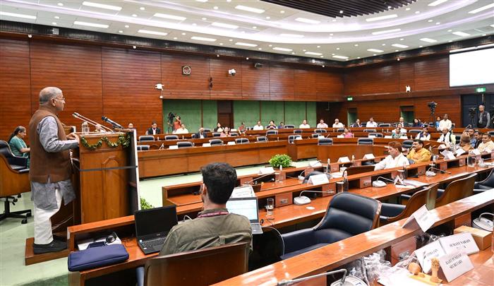 राज्य सभा के उपसभापति श्री हरिवंश 28 जुलाई, 2024 को संसद भवन, नई दिल्ली में राज्य सभा के नवनिर्वाचित और मनोनीत सदस्यों के लिए आयोजित विषय-बोध कार्यक्रम को संबोधित करते हुए।