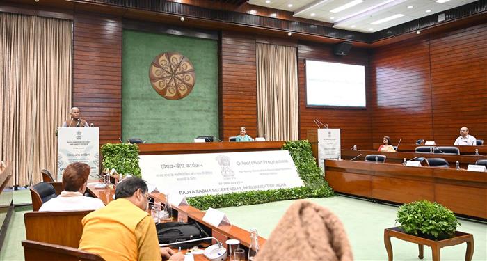 राज्य सभा के उपसभापति श्री हरिवंश 28 जुलाई, 2024 को संसद भवन, नई दिल्ली में राज्य सभा के नवनिर्वाचित और मनोनीत सदस्यों के लिए आयोजित विषय-बोध कार्यक्रम को संबोधित करते हुए।