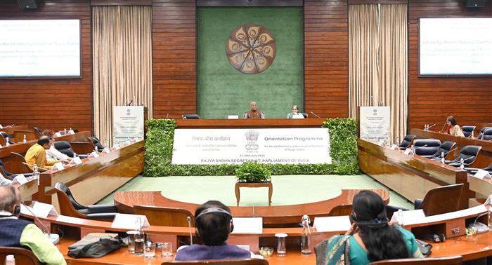 राज्य सभा के उपसभापति श्री हरिवंश 28 जुलाई, 2024 को संसद भवन, नई दिल्ली में राज्य सभा के नवनिर्वाचित और मनोनीत सदस्यों के लिए आयोजित विषय-बोध कार्यक्रम को संबोधित करते हुए।