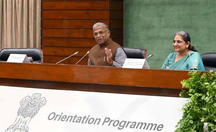 राज्य सभा के उपसभापति श्री हरिवंश 28 जुलाई, 2024 को संसद भवन, नई दिल्ली में राज्य सभा के नवनिर्वाचित और मनोनीत सदस्यों के लिए आयोजित विषय-बोध कार्यक्रम को संबोधित करते हुए।