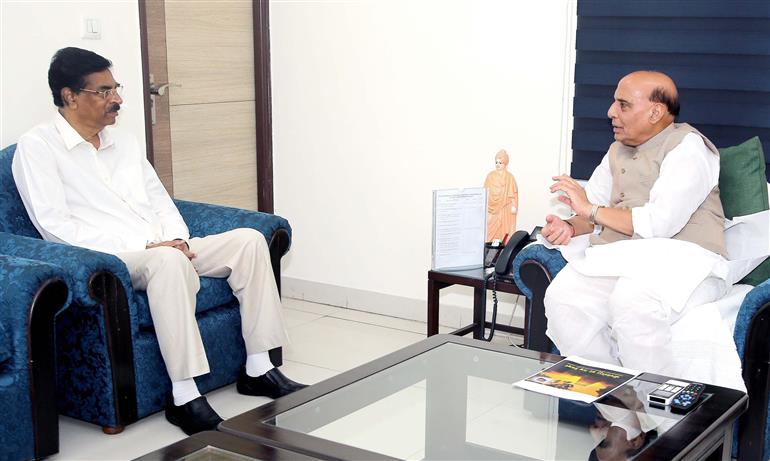 मिजोरम के राज्यपाल डॉ. हरि बाबू कंभमपति 31 जुलाई, 2024 को नई दिल्ली में केंद्रीय रक्षा मंत्री श्री राजनाथ सिंह से मुलाकात करते हुए।