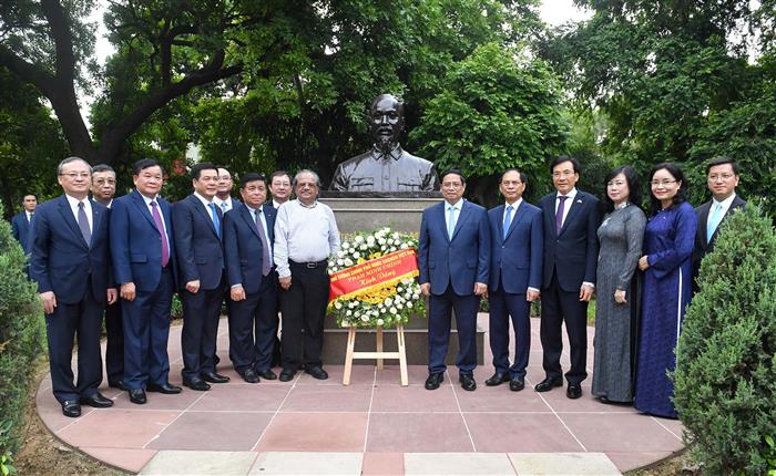 वियतनाम के प्रधानमंत्री श्री फाम मिन्ह चीन्ह ने 31 जुलाई, 2024 को नई दिल्ली में वियतनाम के राष्ट्रपति स्वर्गीय हो ची मिन्ह की प्रतिमा पर पुष्पांजलि अर्पित की तथा उन्हें श्रद्धांजलि भी दी।