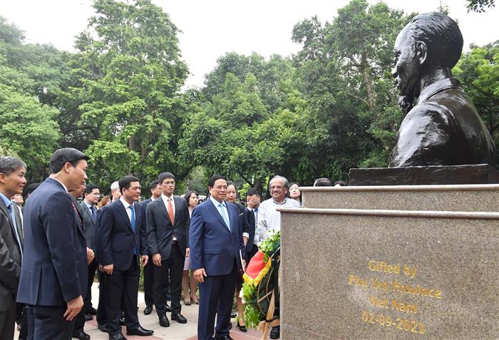 वियतनाम के प्रधानमंत्री श्री फाम मिन्ह चीन्ह ने 31 जुलाई, 2024 को नई दिल्ली में वियतनाम के राष्ट्रपति स्वर्गीय हो ची मिन्ह की प्रतिमा पर पुष्पांजलि अर्पित की तथा उन्हें श्रद्धांजलि भी दी।