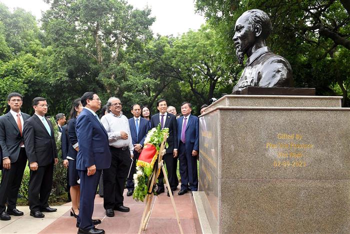 वियतनाम के प्रधानमंत्री श्री फाम मिन्ह चीन्ह ने 31 जुलाई, 2024 को नई दिल्ली में वियतनाम के राष्ट्रपति स्वर्गीय हो ची मिन्ह की प्रतिमा पर पुष्पांजलि अर्पित की तथा उन्हें श्रद्धांजलि भी दी।