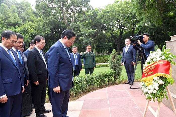 वियतनाम के प्रधानमंत्री श्री फाम मिन्ह चीन्ह ने 31 जुलाई, 2024 को नई दिल्ली में वियतनाम के राष्ट्रपति स्वर्गीय हो ची मिन्ह की प्रतिमा पर पुष्पांजलि अर्पित की तथा उन्हें श्रद्धांजलि भी दी।