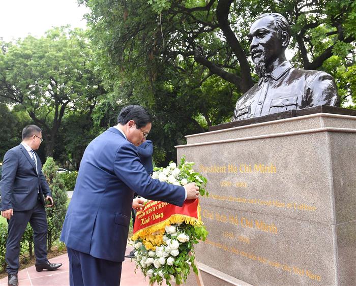 वियतनाम के प्रधानमंत्री श्री फाम मिन्ह चीन्ह ने 31 जुलाई, 2024 को नई दिल्ली में वियतनाम के राष्ट्रपति स्वर्गीय हो ची मिन्ह की प्रतिमा पर पुष्पांजलि अर्पित की तथा उन्हें श्रद्धांजलि भी दी।