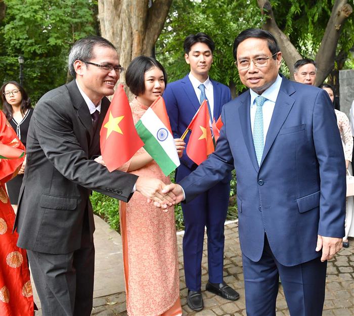 वियतनाम के प्रधानमंत्री श्री फाम मिन्ह चीन्ह ने 31 जुलाई, 2024 को नई दिल्ली में वियतनाम के राष्ट्रपति स्वर्गीय हो ची मिन्ह की प्रतिमा पर पुष्पांजलि अर्पित की तथा उन्हें श्रद्धांजलि भी दी।