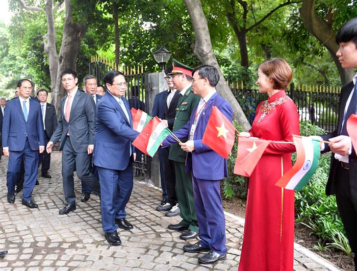 वियतनाम के प्रधानमंत्री श्री फाम मिन्ह चीन्ह ने 31 जुलाई, 2024 को नई दिल्ली में वियतनाम के राष्ट्रपति स्वर्गीय हो ची मिन्ह की प्रतिमा पर पुष्पांजलि अर्पित की तथा उन्हें श्रद्धांजलि भी दी।