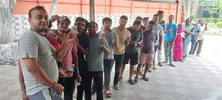 01 जून, 2024 को पश्चिम बंगाल के कोलकाता उत्तर में आम चुनाव-2024 के सातवें चरण के दौरान एक मतदान केंद्र पर वोट डालने के लिए कतार में खड़े होकर पहचान पत्र दिखाते हुए मतदाता।