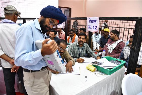 04 जून, 2024 को आंध्र प्रदेश के अमरावती में आम चुनाव-2024 के दौरान जारी मतगणना की एक तस्वीर।