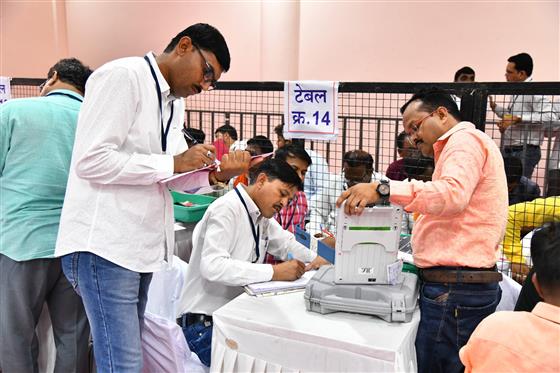 04 जून, 2024 को आंध्र प्रदेश के अमरावती में आम चुनाव-2024 के दौरान जारी मतगणना की एक तस्वीर।