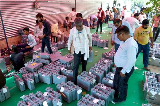 04 जून, 2024 को उत्तर प्रदेश के गाजियाबाद में गोविंदपुरम अनाज मंडी में आम चुनाव-2024 के मतगणना केंद्र का दृश्य।