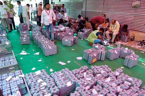 04 जून, 2024 को उत्तर प्रदेश के गाजियाबाद में गोविंदपुरम अनाज मंडी में आम चुनाव-2024 के मतगणना केंद्र का दृश्य।