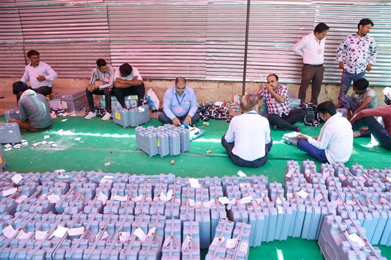 04 जून, 2024 को उत्तर प्रदेश के गाजियाबाद में गोविंदपुरम अनाज मंडी में आम चुनाव-2024 के मतगणना केंद्र का दृश्य।